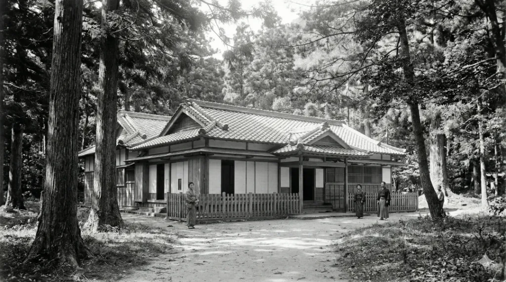 大正時代、山口県の二所山田神社境内に静かに佇む、女子道社本部の木造伝統建築と、当時の和装の人々。歴史と伝統を感じさせる景観。