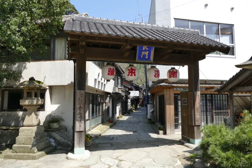 青石畳通り入口