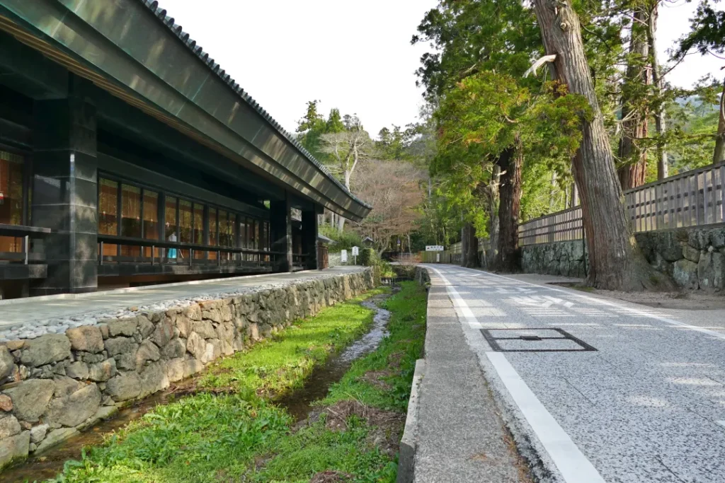 出雲大社境内と神楽殿の間の道を行く