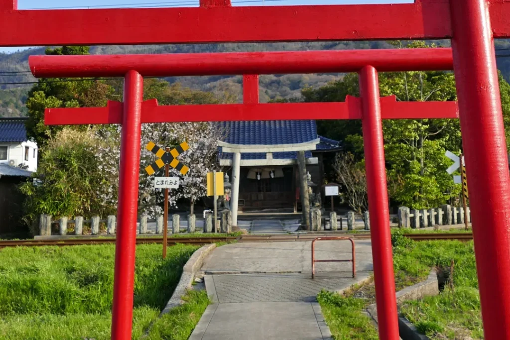 粟津稲生神社鳥居と踏切