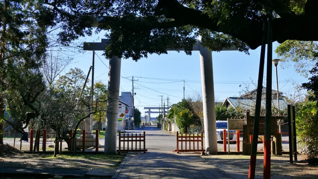 境内二の鳥居から一の鳥居を見る