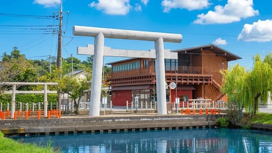 息栖神社一の鳥居と息栖にぎわいテラス